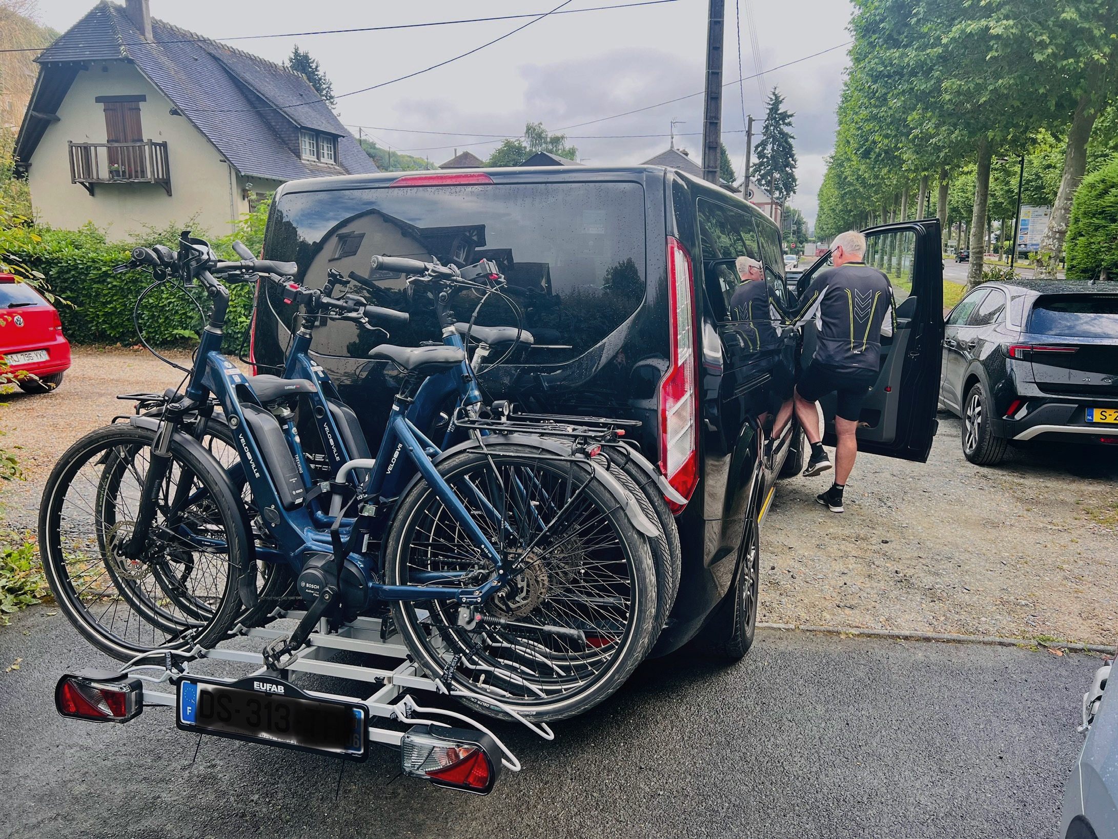 Van noir Allo Shuttle avec porte-vélos arrière Eufab — transport cyclistes en Normandie